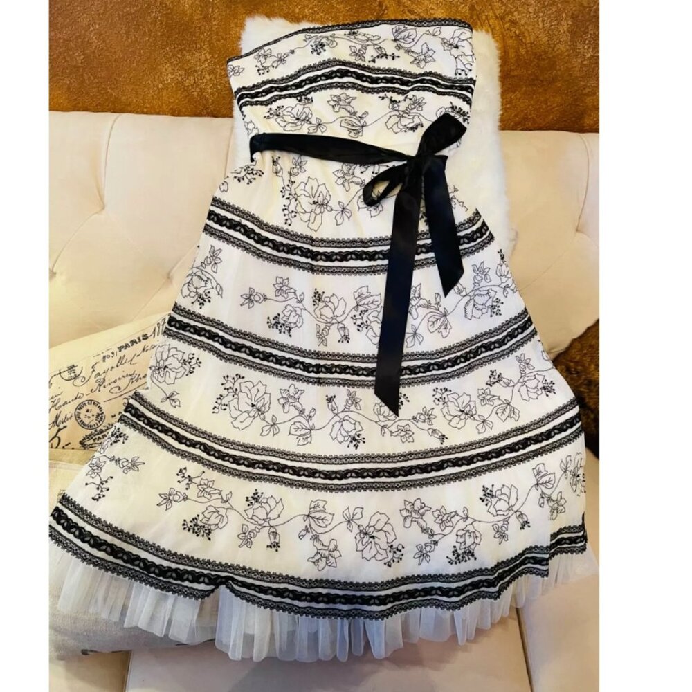 Brand New $398 BCBG Black / White Embroidered Formal Dress Size 8